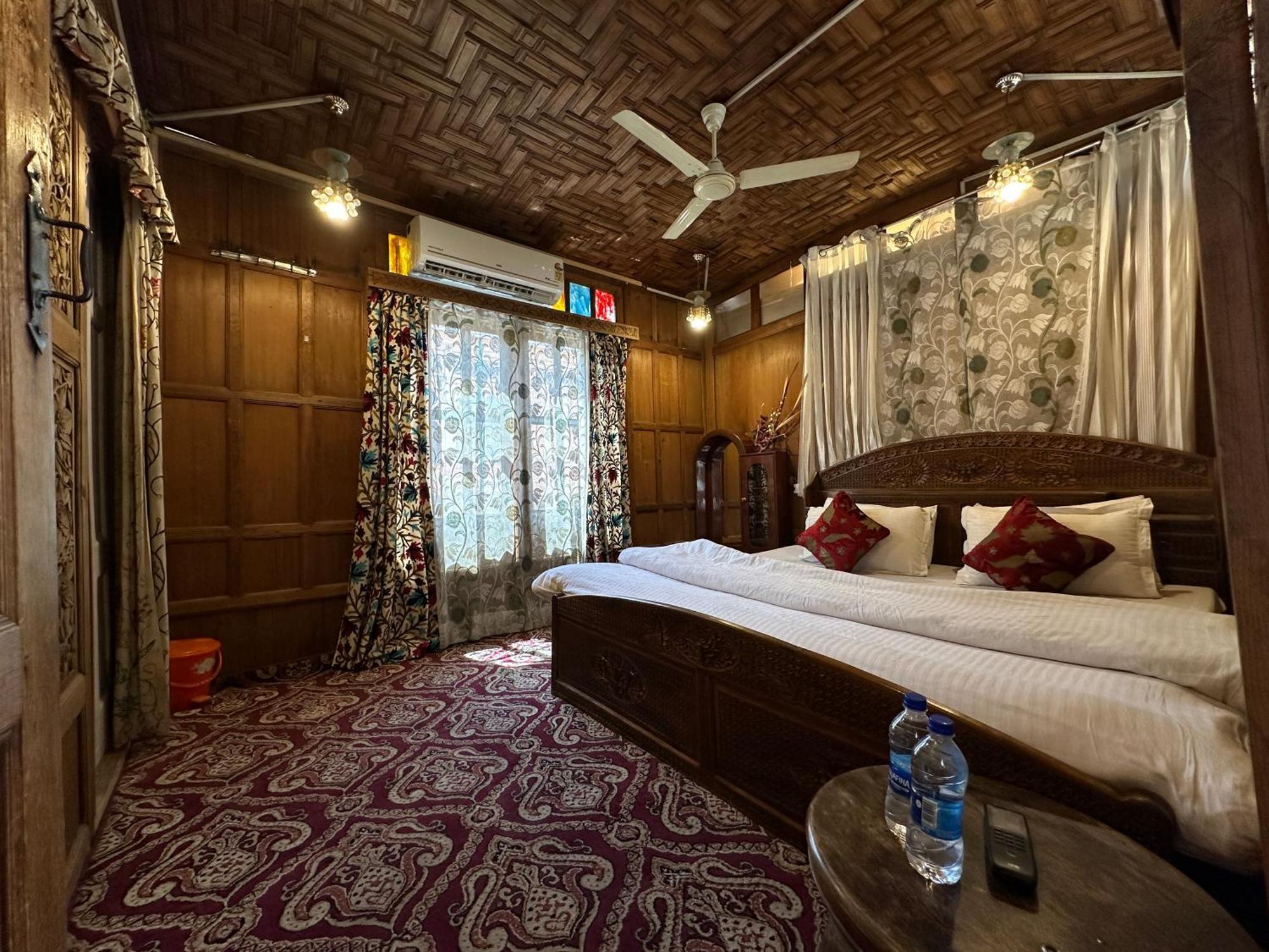 Lake Palace Group Of House Boats Srinagar  Bagian luar foto
