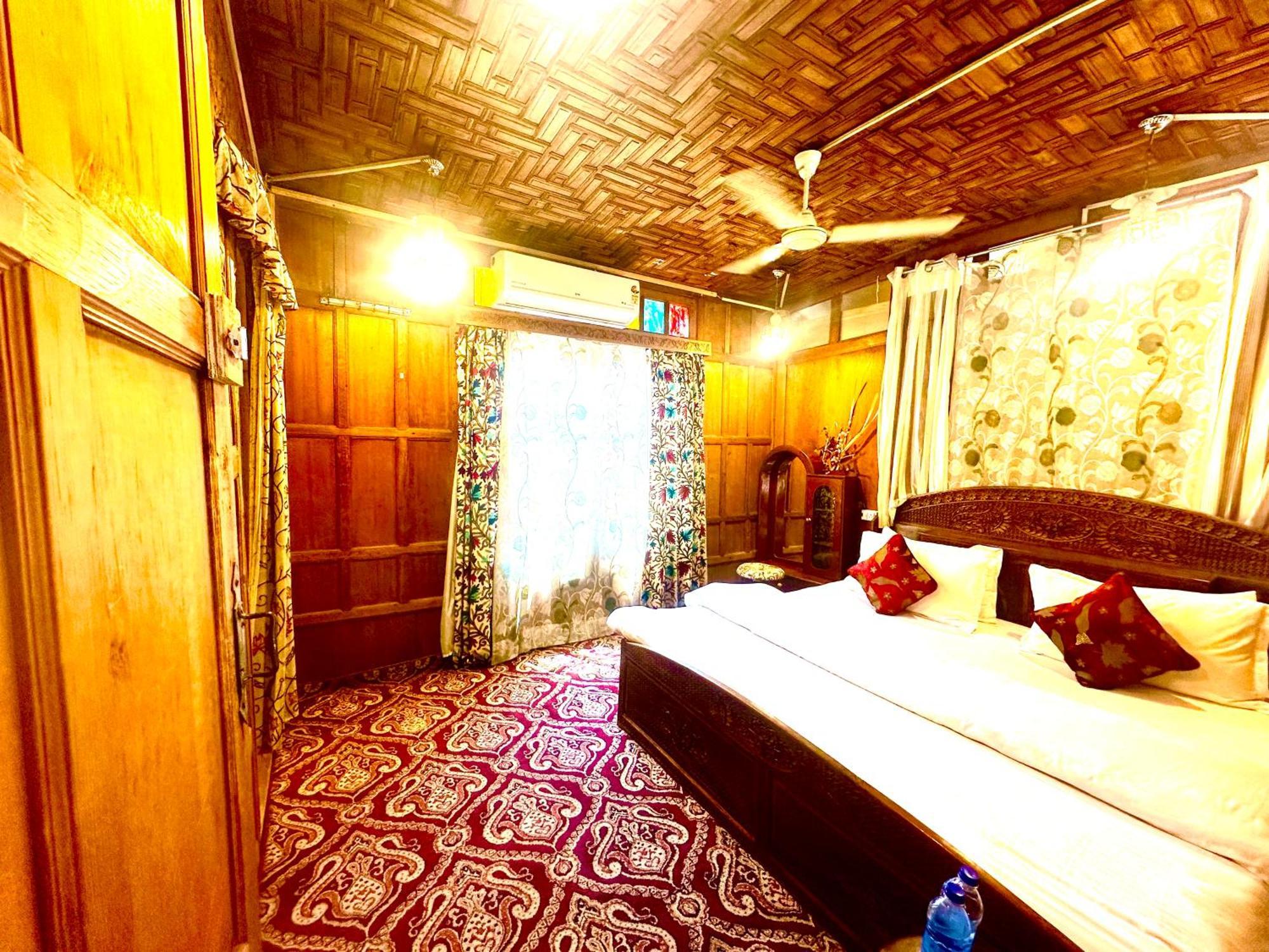 Lake Palace Group Of House Boats Srinagar  Bagian luar foto
